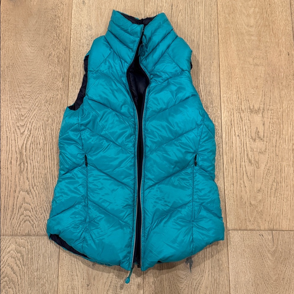 Ivivva Navy and Teal reversible Quilted Vest. Size 10 kids.